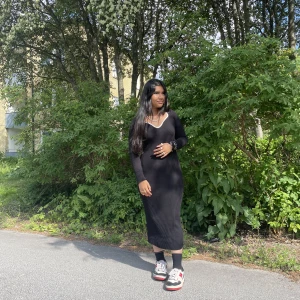 Svart klänning - Säljer denna svarta klänning från H&M 🥰  Använd en gång, säljer då det inte är min stil (köparen står för frakt) 💕köpt för 250 säljer för 70