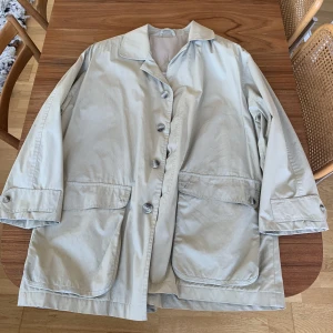 Oscar Jacobson jacka vintage - Vintagejacka från Oscar Jacobson i väldigt bra skick. 90% bomull 10% lin. Små axelvaddar. Två innerfickor med blixtlås. Storlek L/XL. 