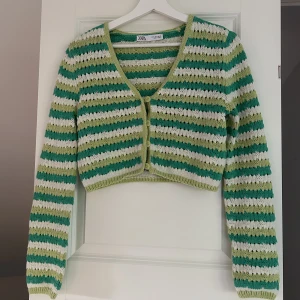 Kofta - Superfin och sommrig kofta från zara. Använd sparsamt 💚