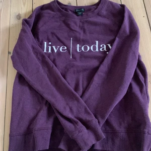 mörklila tjocktröja  - Superfin mörklila tjocktröja i storlek M. Kommer från amisu och är i gott skick. Tvättar såklart innan jag postar. Hör av dig om du har frågor eller om du är intresserad! :)