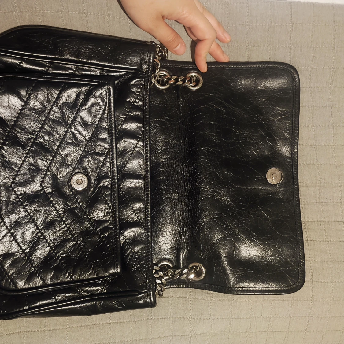 Äkta Leather medium size niki in black.