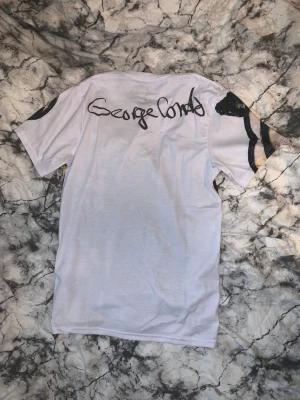 Travis Scott x George Condo t-shirt - Den har använts bara en gång. Den är i nyskick. Storleken är Small och passar true to size. Kvitto finns. Hör gärna av er om ni undrar något!