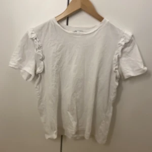 T-shirt med volang💕 - Säljer denna coola tshirt med volang i ärmarna. Använd max tre gånger!!💕