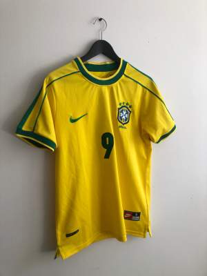 En R9 tröja från VM 1998 då Brazilien förlorade finalen mot Frankrike med 3-0. Inget fast pris på denna tröja, så tveka ej på att komma med prisförslag😁