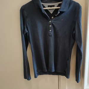 Hilfiger-piké dam - Mörkblå pikétröja från Tommy Hilfiger 