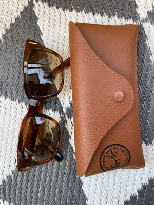 Ray Ban - Äkta Ray Ban. Sköldpaddsfärgade bågar. Inga repor, sparsamt använda. (Köpt på båten för ett år sedan för ca 1000kr - kvitto medföljer). Säljer för 700