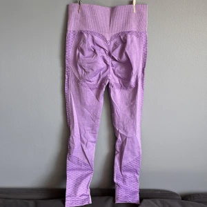 Träningstights med scrunch - Träningstights med scrunch oanvända från Shein. Ganska små i storleken så skulle säga att dom passar mer XS än S. Helt oanvända pga för liten storlek