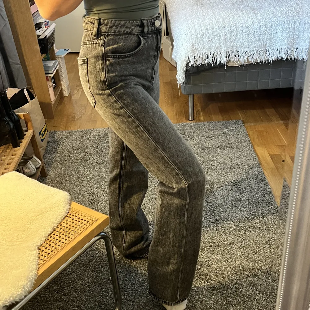 Gråa raka jeans i nyskick. Jättesnygga men tyvärr för stora och för långa på mig så använda 1 gång typ. Storlek M . Jeans & Byxor.