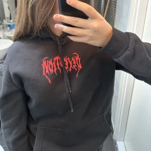 Hoodie  - Säljer nu en väldigt cool hoodie som även är skön och är i väldigt fint skick, köpt på dalande, hoodien är använt få tal gånger!!🤩