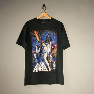 Star wars t-shirt - T-shirt med starwars motiv på. Helt i nyskick och inte använd en enda gång! Köpt på carlings och storleken är väldigt stora, passar mer som S/M.