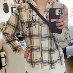 Zip-up hoodie - Fet vit Zip-up hoodie med grå/gult rutmönster. Står ej storlek men jag har vanligt S. Skriv för fler bilder/frågor.  