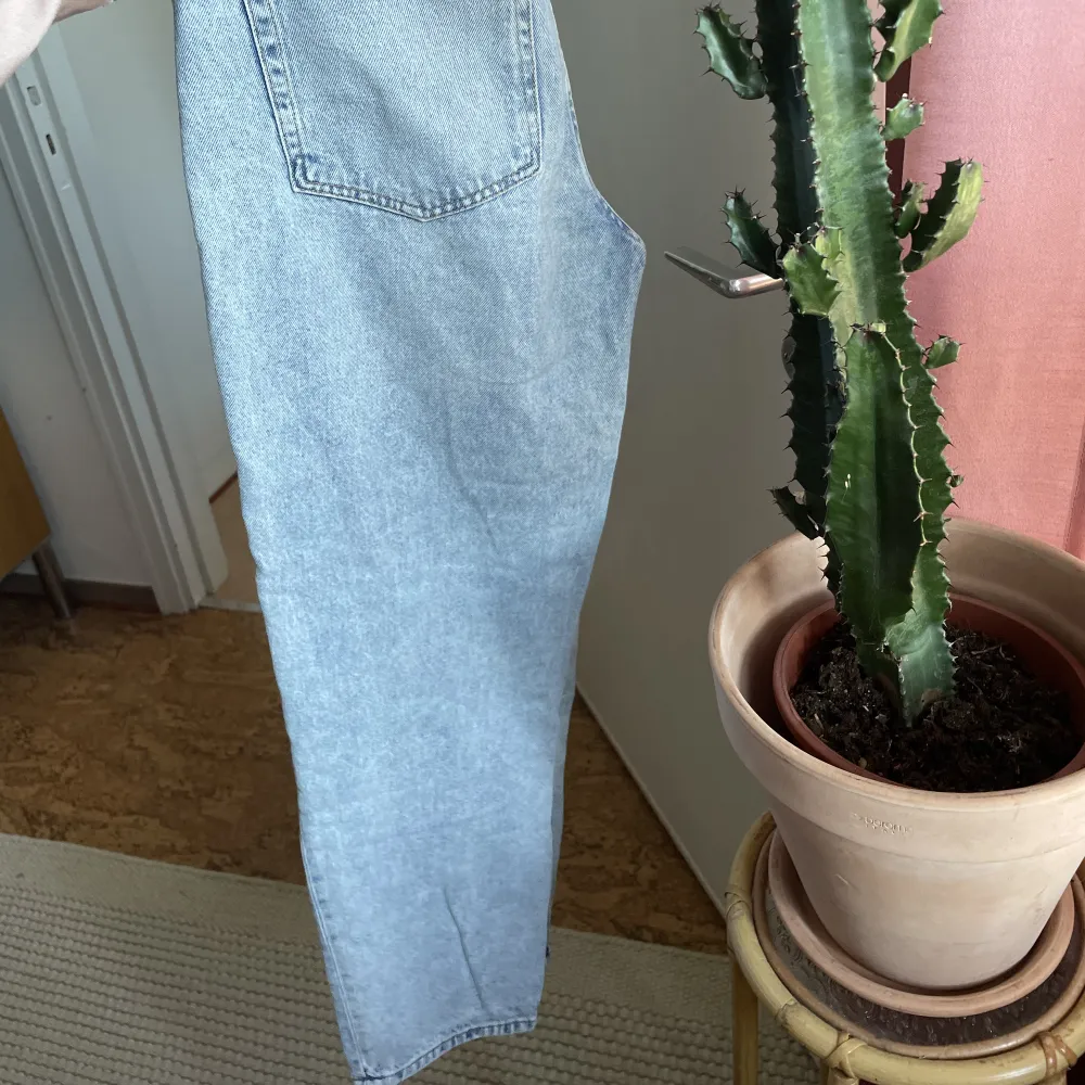 Superfin ljus färg på dessa mom jeans. Använda men i väldigt gott skick🌸. Jeans & Byxor.
