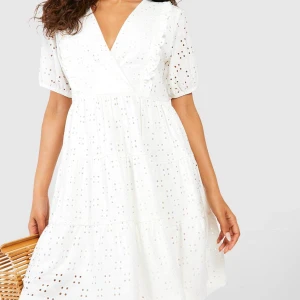 Klänning - Super fin vit sommar Klänning med volanger. Aldrig använd och prislappen sitter fortfarande kvar. Klänningen var för liten för mig, därför ska den säljas!!!🤍🤍