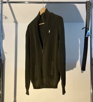 Ralph lauren zip - Ralph lauren zip köpt i Stockholm för 1899kr för inte så länge sedan. Inga skador eller liknande. Pris diskuteras vid snabb affär!🚚