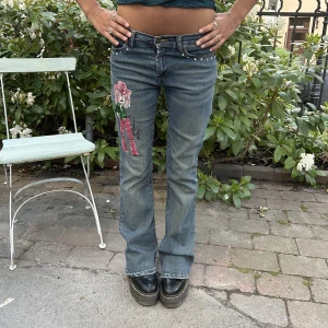 💙Jätte coola Lågmidjade jeans💙 - Sååå snygga med diamantdetaljer och tryck👩‍🎤