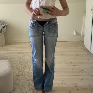 Lågmidjade jeans - Så snygga lågmidjade jeans från ONLY. Storlek 27/32 men tycker att de är lite små i storleken, kommer lägga upp mått senare. Köps helst via köp nu 💋