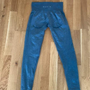 Nvgtn tights - Inköpta för ca 1 år sedan, säljer pga att jag inte tränar numera och har ingen användning av dom. Dessa sitter jättesmickrande!!