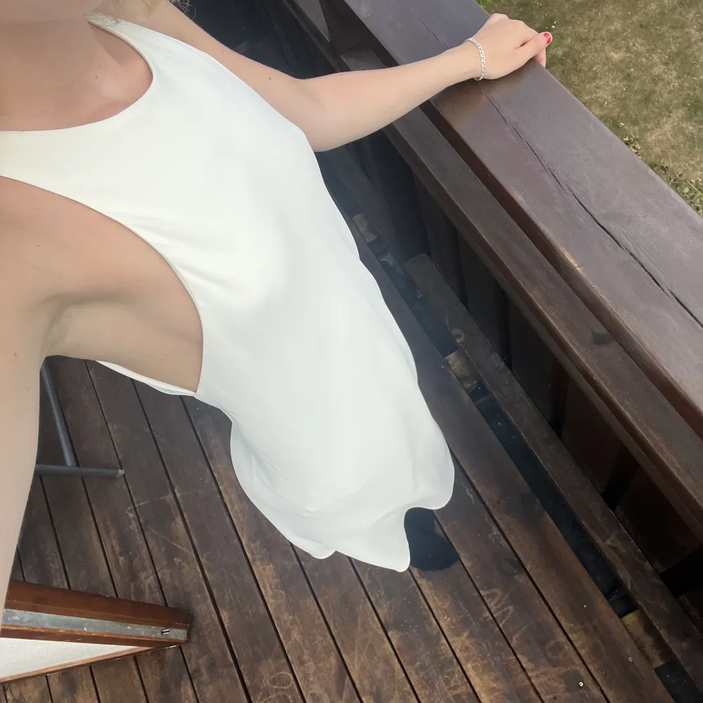 Säljer min suuuperfina vita klänning från Zara som jag köpte 2018 men bara använt en gång, den är så smickrande och verkligen en perfekt midsommarklänning✨🤍🤍. Klänningar.