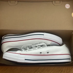 Nya converse - Helt nya låga vita converse! I originalbox med kvitto. Super fina men en storlek förstor för mig🌸 hör av dig vid frågor! 🤗ta hand om dig! ⭐️