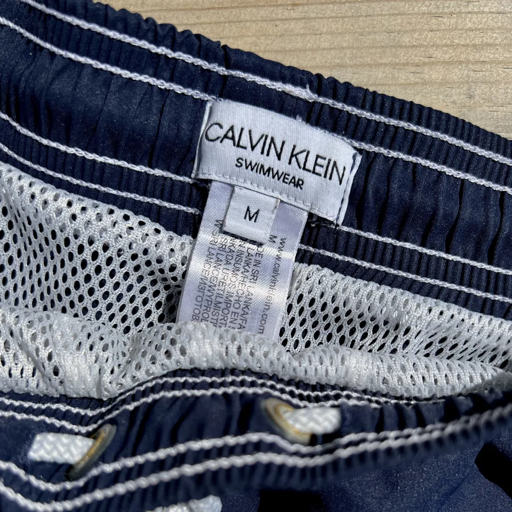 Badshorts från Calvin Klein.  Modell NYC runner  Knappt använda. Marinblå. . Shorts.