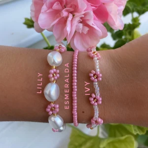 Pärlarmband  - Perfekta armband till sommar och midsommar! Önskas andra färger så går det jättebra, har alla möjliga! Så fint att matcha sin midsommarklänning 🥺 Lilly:49kr Esmeralda:30kr Ivy:39kr Alla 3:110kr🌸💐🌷 