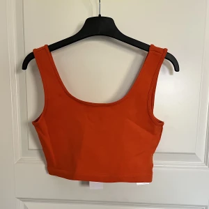 Orange linne - Orange linne från GinaTricot. Aldrig använt och därför i väldigt bra skick. Prislappen sitter kvar.  Storlek S.  Säljer för 40kr.