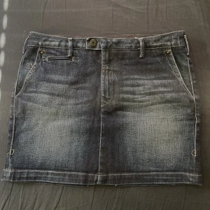 Jeanskjol/minikjol - Midieomkrets: 76 cm Längd: 33 cm