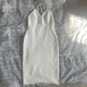 Superfin klänning - Storlek XS Klänningen har två synliga fläckar och är lite nopprig på baksidan, båda går att ta bort, Djup urringning. Säljer eftersom att den är för liten för mig🥰