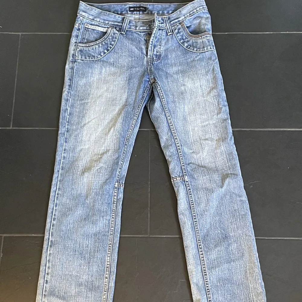 Ljusblå vintage jeans köpta secondhand💕 står 34 i byxorna men passar mer som en 38 eller 39/M. Säljer då jag inte använder de längre, bra skick!. Jeans & Byxor.
