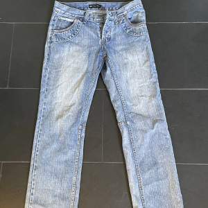 Ljusblå vintage jeans köpta secondhand💕 står 34 i byxorna men passar mer som en 38 eller 39/M. Säljer då jag inte använder de längre, bra skick!