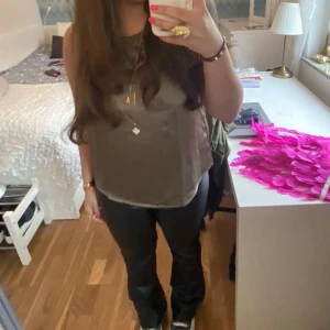 Siden topp - Superfina olivgröna siden toppen som funkar till alla kläder hela sommaren ! Skriv för fler bilder ❤️