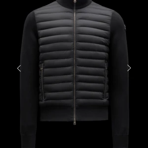 Moncler cardigan - Säljer min Moncler cardigan black logo. Köpt på nk i Göteborg för 8999kr. Självklart äkta. Storlek XL men den sitter som M/L  Skriv för fler bilder och frågor