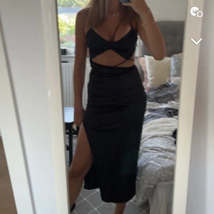 Klänning - Säljer denna klänning som ej går att köpa på zara mer!! Använd 1 gång🌟