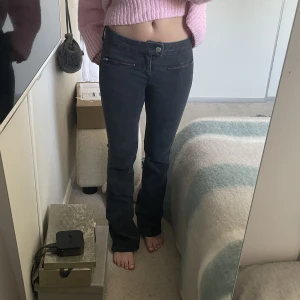 Svarta low waist jeans  - Supercoola svarta byxor med en dragkedja detalj på framsidan. Enbart andvänt en gång och är superfina och coola till sommaren 💗