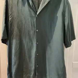 Säljer en grön skjorta från zara i blandningen lycocell och linne. Den är  regular fit men skulle säga att den sitter mer som en loose fit. Skjortan är i bra skick och ny pris ca 400kr
