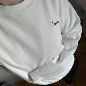Vit sweatshirt - Vit sweatshirt från hm. Fri frakt i två veckor. Hör av er för fler bilder eller annat. 