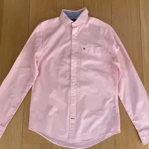 En rosa skjorta från Tommy Hilfiger, i bra skick - storlek XS