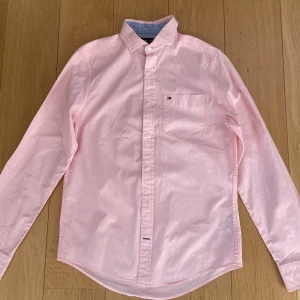 Skjorta från Tommy Hilfiger - kvinna - En rosa skjorta från Tommy Hilfiger, i bra skick - storlek XS