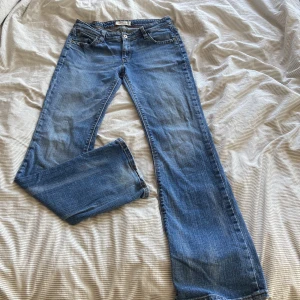 Bootcut jeans  - Säljer dessa vintage lågmidjade Bootcut jeansen från Levis😻🙌🏼väldigt bra skick men lite slitna längst ner vid fötterna. Köparen står för frakt och pris kan diskuteras💕
