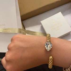 Caroline Svedbom armband  - 18k guld pläterat armband den Caroline Svedbom, det är rostfritt och justerbart och passar därför alla. Ord. Pris 995kr 🤍