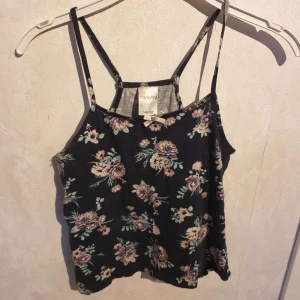 Linne - Ett super blommigt linne, jag säljer den för den kommer inte till andvändning. Den är använd fåtal gånger. Den är från KappAhl. (Priset går att diskuteras) (tryck inte på köp nu)