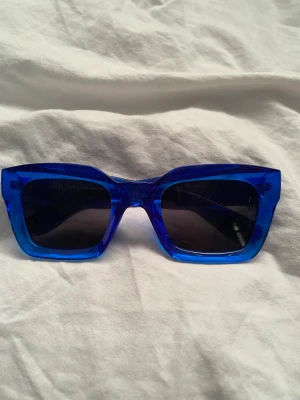 Solglasögon  - As fina blåa solglasögon från zara. Sparsamt använda