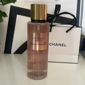 Bare Vanilla bodymist🩷 - Helt ny body mist från Victorias Secret. Bilderna är på min så du får såklart en helt ny från originalförpackningen. Säljer denna otroliga body mist då jag råkade klicka hem för många. Doften Bare Vanilla☁️🤍 Brukar vara slutsåld överallt🤍 Nypris 282 kr!!