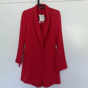 Romper blazer dress - Oanvänd romper från zara Köpare står för frakten, kan mötas upp i Umeå 