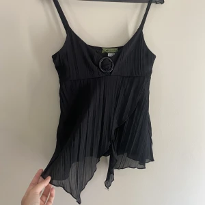 Topp🖤 - 🖤Otrolig vintage topp! Storlek S.  Säljes pga för liten för mig vid byst och axelremmar, jag har dock ganska lång överkropp men tycker axelbanden är lite korta generellt, går tyvärr inte att ljustera dom. Ej genomskinlig vid bysten!🖤
