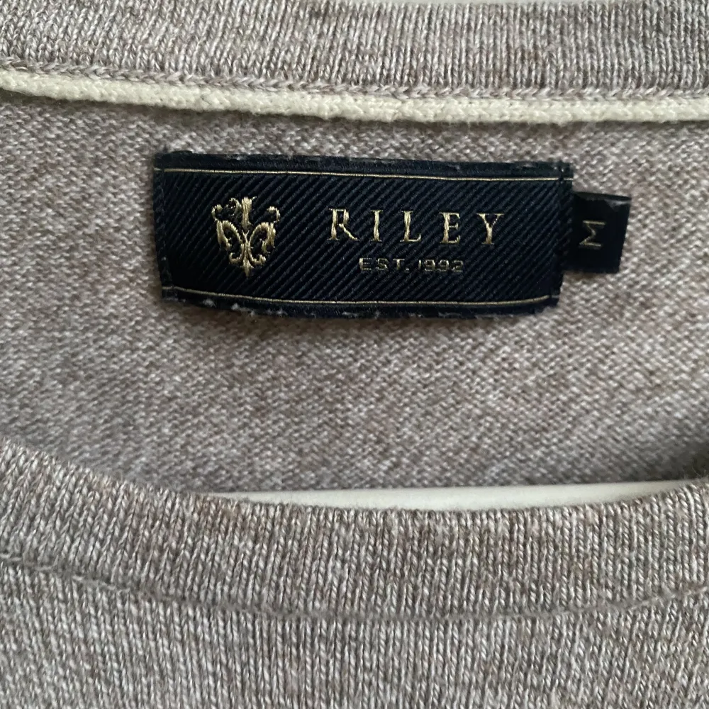 Säljer denna Riley tröjan i superbra skick, i storlek M men passar mig som har xs/s. Original pris: 599kr💗. Stickat.