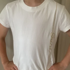 Gant T shirt  -  Säljer denna helt  oanvänd gant  T shirt med guld skrivet gant på sidan