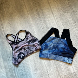 Träningstopp - Två fina och jättebekvämma och bra träningstoppar. Jättebra skick och de är väldigt snygga men best av allt är hur den blåa sitter! 