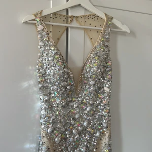 Festklänning/ bröllopsklänning  - Festklänning/ bröllopsklänning i storlek 32 (passar en 34 samt en liten 36:a). Använda en gång. 