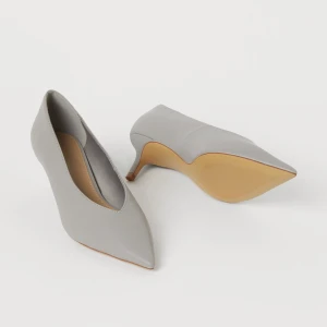 spetsiga Court skor - Ett par spetsiga Court skor som är helt nya och prislapp på. Skriv gärna om du vill diskutera priset 👍🏻👋☺️🥰